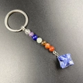 Llavero Merkaba con siete cuentas de chakra y colgante geométrico de piedra natural - Jaspe de Puntos Azules