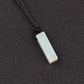Pendentif rectangulaire en pierre naturelle bleu clair avec cordon noir sur présentoir - Amazonite (Corde Noire)