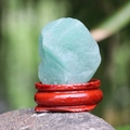 Pietra di quarzo verde naturale su una base in legno rosso per la decorazione del tavolo - Avventurina Verde