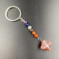 Llavero chakra hecho a mano con cuentas de colores y colgante de ágata facetada - Ágata roja