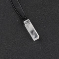 Pendentif en quartz blanc translucide en forme de colonne avec texture de glace - Quartz Clair (Corde Noire)
