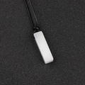 Collier avec pendentif rectangulaire en pierre naturelle blanche et cordon noir - Jade Blanc (Corde Noire)