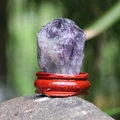 Pierre d'améthyste naturelle brute sur un socle miniature en bois rouge poli et brillant - Améthyste