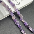 Dettaglio di pietre grezze in ametista con texture naturale e sfumature di viola - Ametista 1 Filo