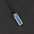 Minimalistischer hellblauer Rechteckstein Anhänger mit schwarzer Kordelkette - Opal (Synthetisch) (Schwarzes Seil)
