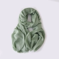 Écharpe vert clair en coton et lin avec bords effilochés sur fond blanc - Vert Marin