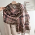 Winterschal Karo-Muster in Rosa und Braun mit Fransen gestylt auf einem Wollmantel - 67-180CM / Rosa