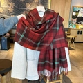 Dicker karierter Schal in Rot-Schwarz-Karo mit Fransen, kombiniert mit grauem Mantel - 180x65cm / Rot