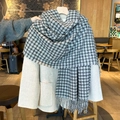 Sciarpa classica con motivo pied-de-poule bianco e nero e dettagli a frange - Blu grigio