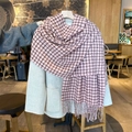 Sciarpa pied-de-poule rosa e nero con frange su un cappotto di lana beige - Rosa