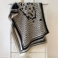 Thick black and white geometric cashmere-feel scarf with a V-pattern and tassels - Letter V Jacquard Style / Black