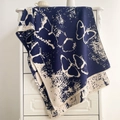 Marineblauer und beigefarbener Strickschal mit Schmetterlingsmuster und feinen Fransen - Blau