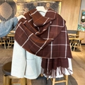 Sciarpa a quadri marrone scuro e bianca con nappe abbinata a un cappotto color crema - Marrone Scuro