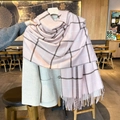 Sciarpa rosa a quadri con frange e righe blu, morbido accessorio invernale - Rosa