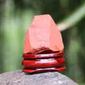 Pietra grezza di diaspro rosso naturale con base in legno lucido per decoro - Diaspro Rosso
