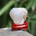 Pietra di cristallo naturale bianco con venature minerali marroni su base in legno - Agata Grigia
