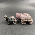 Set di due tartarughe in rodonite naturale intagliate a mano con trame rosa e nere uniche - Una Pietra Rosa Da 15 Pollici