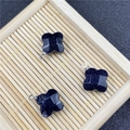 Pendaglio fiore a croce in pietra arenaria blu con gancio in metallo argento su bambù - Ciondolo in Pietra del Sole Blu (Sintetico)