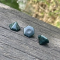 Cristales de ágata musgo pulida en formas hexagonales y piramidales para joyas DIY - Ágata musgo