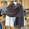 Écharpe en maille à carreaux rouge foncé et gris avec des franges sur un manteau - Noir Rouge