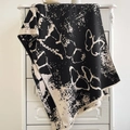 Schwarz-weißer Pashmina-Schal mit Schmetterlings-Print, Tintenmuster und Quastensaum - Schwarz