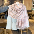 Rosa karierter Schal mit Fransen kombiniert mit beigem Mantel in Café-Ambiente - 65cmx180cm / Rosa