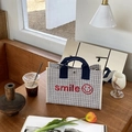 Minimalistische beige gewebte Tragetasche mit blauem Muster und rotem Stickerei - Dunkelblau