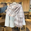 Dicker rosa-braun karierter Fransenschal kombiniert mit warmem beige Herbstmantel - 65cmx180cm / Lichtpuderblau