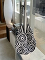 Handgefertigte Häkeltasche mit schwarz-weißem Granny-Square-Muster für den Alltag - Schwarz und Weiß