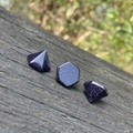 Piedras de arenisca azul con forma de pirámide hexagonal y efecto de brillo estelar - Piedra de Sol Azul (Sintética)