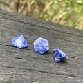 Piedras de sodalita azul natural pulidas en formas hexagonales y tetraédricas - Sodalita