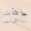 Pietra piramidale in turchese bianco con venature grigie per gioielli fai da te 6pz - Howlite