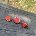 Set de jaspe rojo pulido con formas geométricas de pirámide y figuras hexagonales - Piedra Arcoíris