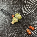 Ciondolo zucca in epidoto verde con perle di agata rossa e portachiavi nero intrecciato - Unakite