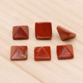 Set di sei pietre di diaspro rosso a forma di piramide con trama naturale su legno - Diaspro Rosso