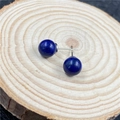 Dunkelblaue Lapislazuli Kugelstecker mit goldfarbenen Sprenkeln auf Holz - Lapislazuli