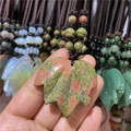 Primer plano de colgante de hoja de arce en epidota verde con cordón trenzado ajustable - Unakita