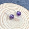Minimalistische Ohrstecker mit violetten Amethyst-Kugeln, Naturstein-Textur und Silberstiften - Amethyst