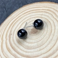 Elegante 8mm schwarze Achat Ohrstecker mit poliertem Finish auf Naturholzoberfläche - Schwarzer Achat