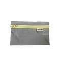 Estuche de nailon a cuadros grises con cremallera amarilla brillante y etiqueta - Gris