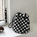 Borsa a secchiello in peluche a scacchi con tracolla nera sul davanzale bianco - Checkered