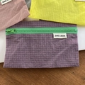 Bolsa organizadora de nailon a cuadros morada con cremallera verde y etiqueta de marca - Púrpura