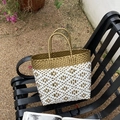 Große geflochtene Strandtasche mit braunem und weißem geometrischem Farblock-Muster - Gold Weiß