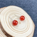Elegante rote Achat-Ohrstecker mit hochglanzpolierten Silberstiften auf echtem Holzdekor - Roter Achat