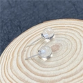 Minimalistische transparente Kugelstecker aus klarem Harz auf einer Holzoberfläche - Weiß Kristall