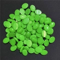 Dettaglio di cabochon in agata verde ovale 15x20mm per accessori capelli DIY - Giada Malese