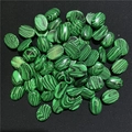 Vista dettagliata dall'alto di cabochon in malachite ovale con striature naturali - Malachite Sintetico