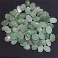 Dettaglio macro di cabochon in quarzo avventurina verde ovale per gioielli fai-da-te - Aventurina verde