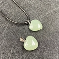 Ciondolo a cuore in quarzo verde chiaro con cordino nero e chiusura in metallo argento - Aventurina verde