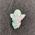 Ciondolo angelo in agata verde e rosa con intaglio dettagliato e trama in pietra naturale - Agata Indiana